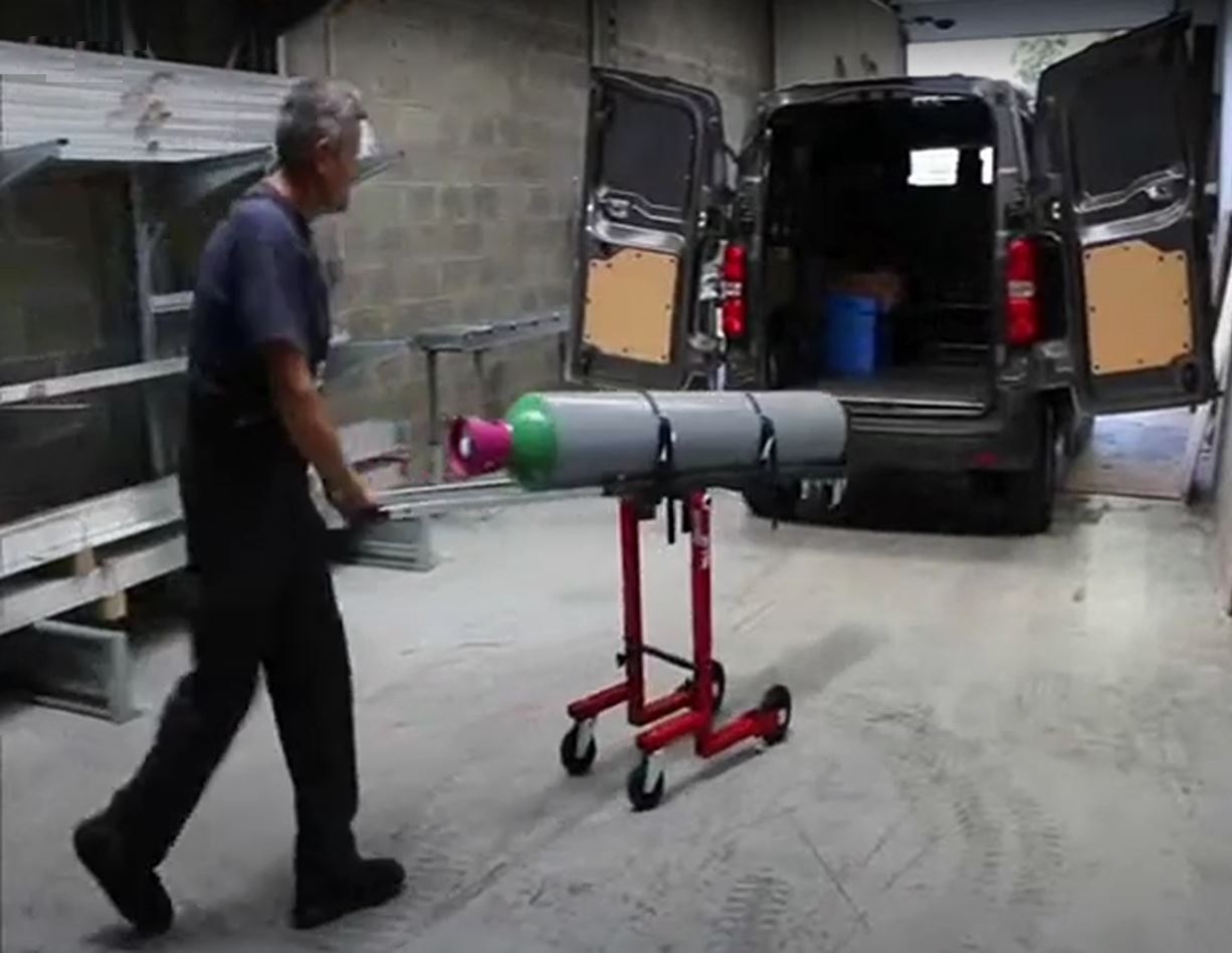  Un diable porte bouteille pour charger et décharger votre utilitaire sans effort 