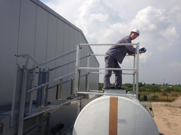 Prix Escalier abattant sécurisé avec encorbellement pour citerne ou conteneur