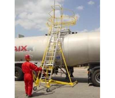 Echelle mobile pour accès au dôme de citerne