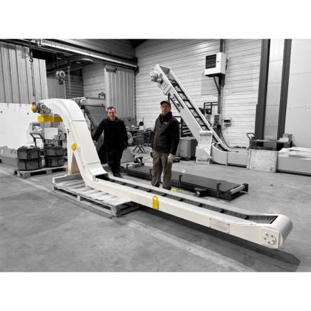 Tapis récupérateur de copeaux d'usinage avec liquides de coupe