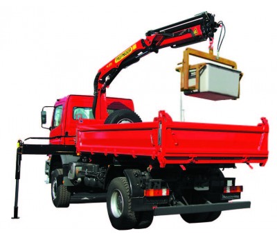 Palonnier hydraulique pour la manipulation de bac à sel