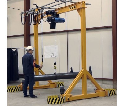 Portique automoteur déplaçable en charge.