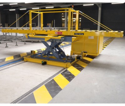 Convoyeur à table élévatrice intégrée