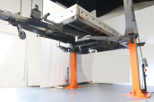 Pont élévateur pour remorque routière et plateau porte engin