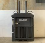 Presse à balles industrielle 550 kg pour matériaux difficiles : métal plastique d3e carton textile V555HD - DECOVAL SERVIPACK