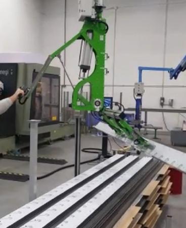 Bras manipulateur pneumatique pour profilés et charges longues